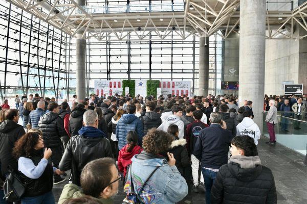 Los visitantes llenan los pasillos de la Feria del Automóvil de Valencia desde primera hora.