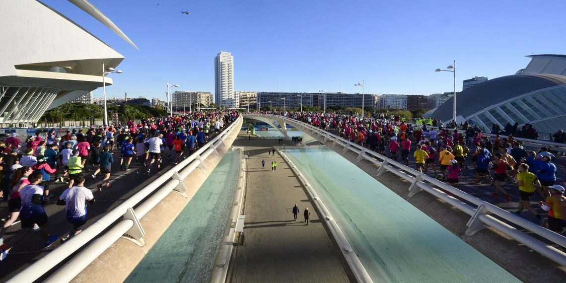 Más de 1700 vallas refuerzan la seguridad y ordenan la celebración del Maratón