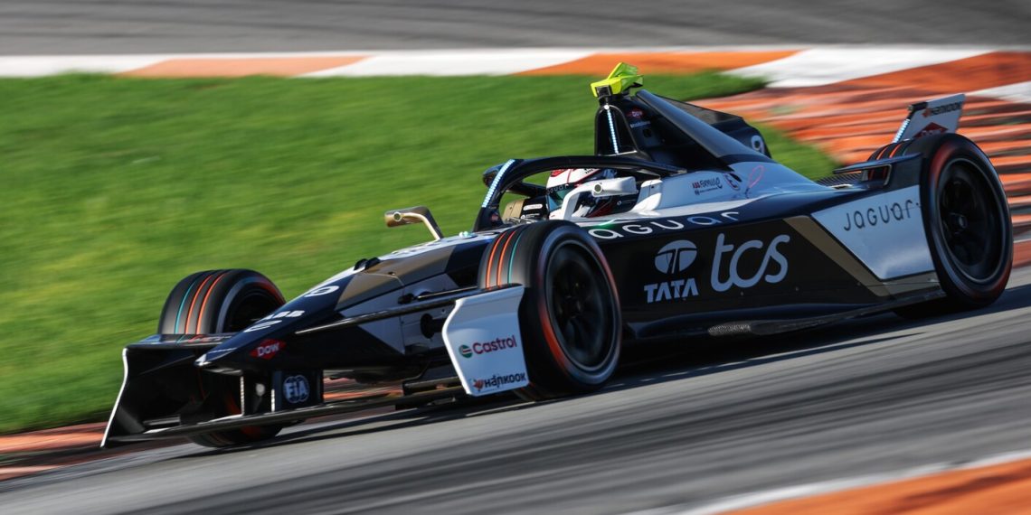 Mitch Evans, piloto n.º 9 de Jaguar TCS Racing, durante los preparativos del e-Prix de São Paulo.