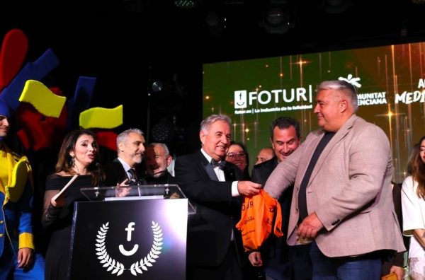 Momento de la entrega de uno de los Premios Turismo FOTUR 2025 durante la gala celebrada en el Palau Alameda.