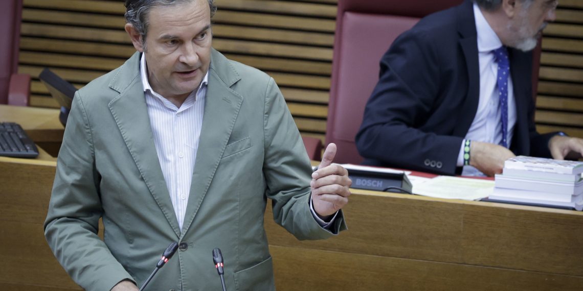 Fernando Pastor, portavoz de Vivienda del GPP en Les Corts, durante una comparecencia en el parlamento valenciano.