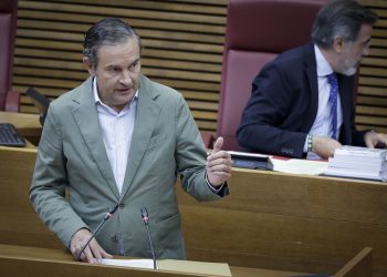 Nando Pastor durante su intervención en Les Corts, donde criticó la gestión de Diana Morant y reclamó mayor rapidez en las ayudas por la DANA.
