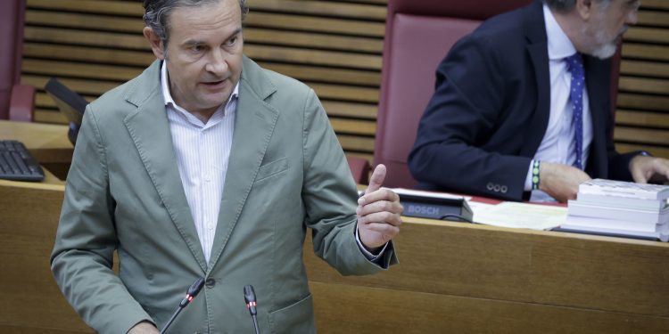 Fernando Pastor, portavoz de Vivienda del GPP en Les Corts, durante una comparecencia en el parlamento valenciano.