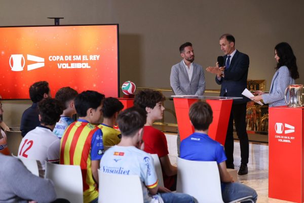 Niños asistentes al sorteo de la Copa del Rey de voleibol, siguiendo el acto celebrado en el Museo de Bellas Artes de Valencia.