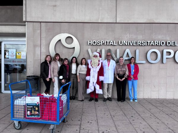 Papá Noel reparte libros a los niños y jóvenes ingresados en el Hospital Universitario del Vinalopó junto a la Red de Bibliotecas Municipales de Elche.