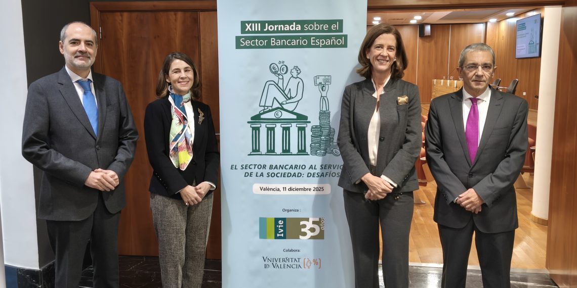 Ponentes de la XIII Jornada sobre el Sector Bancario Español durante el debate organizado por el Ivie.