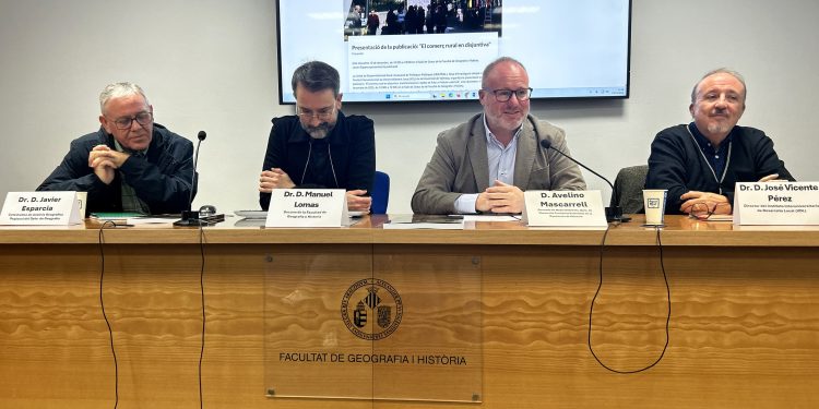 Presentación en la Facultad de Geografía e Historia de la obra sobre los retos y el futuro del comercio rural.
