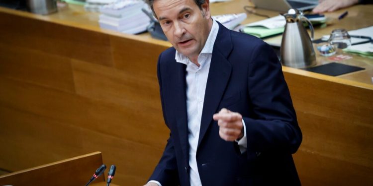 El portavoz del GPP en Les Corts, Fernando Pastor, exige explicaciones a Diana Morant tras el registro del CNIO.
