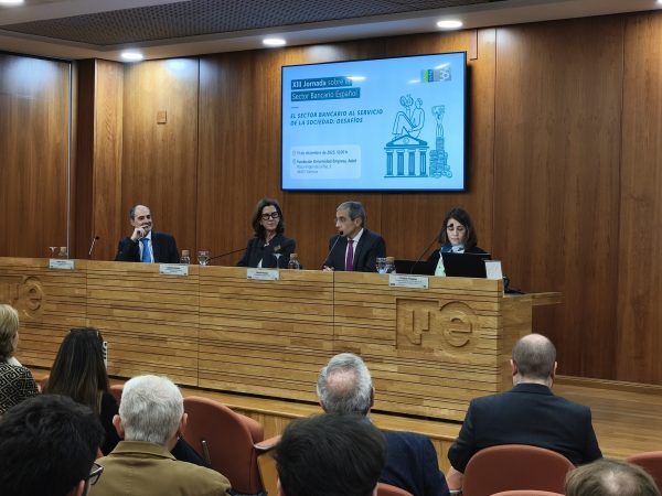 Representantes de AEB, CECA y UNACC analizan la situación y retos del sector bancario en Valencia.