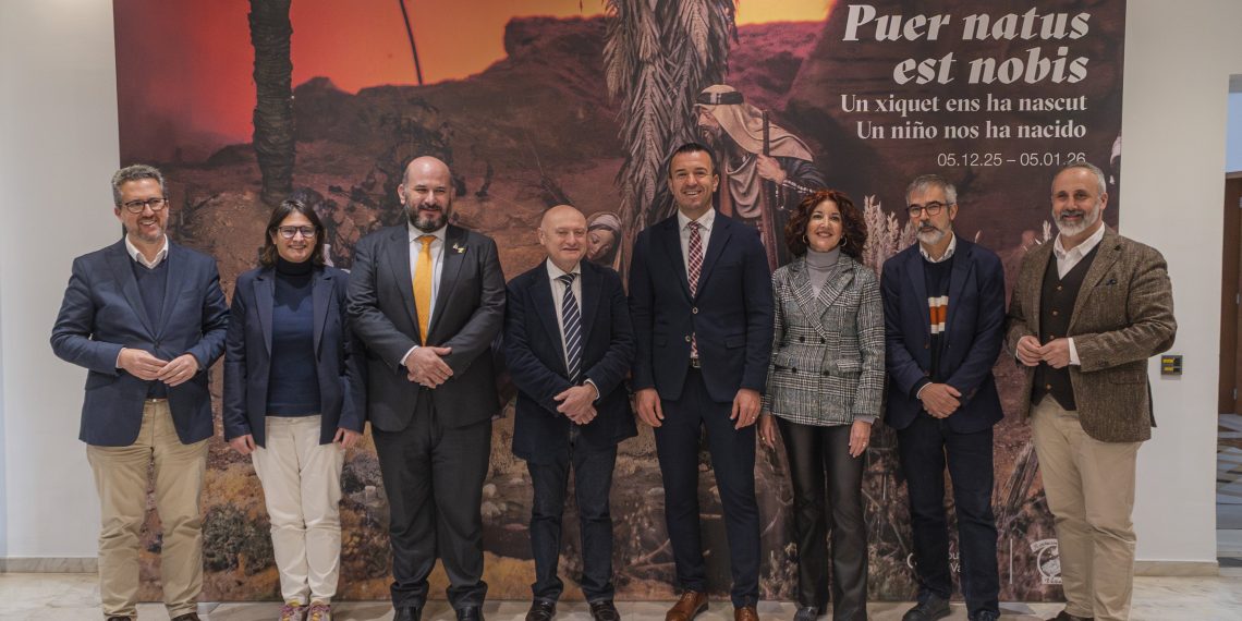 Representantes de la Diputación de Valencia y de la Asociación de Belenistas durante la inauguración de la exposición navideña ‘Puer natus est nobis’