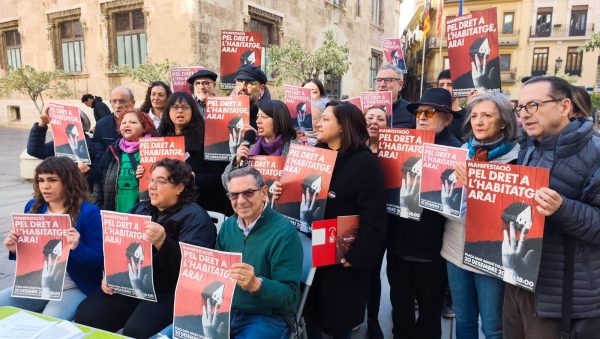 Representantes de las plataformas convocantes explican los motivos de la movilización por la vivienda durante la presentación en Valencia.