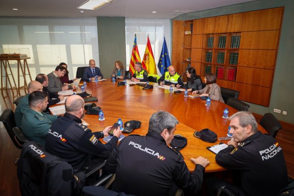 Representantes de los cuerpos de seguridad durante la reunión de coordinación del Plan Integral de Seguridad para las Navidades en Torrent.