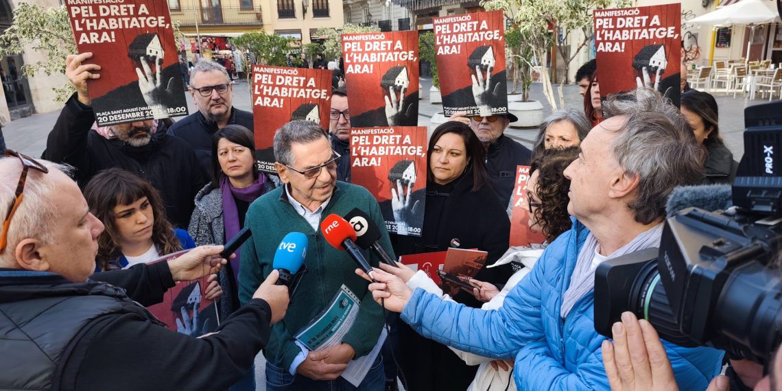 Representantes de los movimientos sociales, vecinales y sindicales durante la presentación de la movilización por la vivienda en la Plaza de Manises.