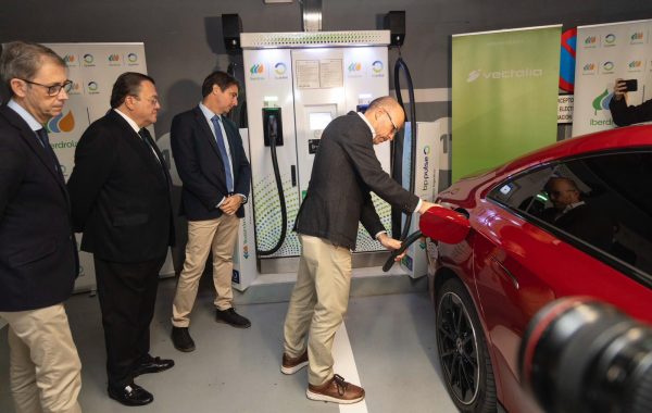 Sebastián Fernández visita el parking de la EVha donde se han instalado los nuevos puntos de recarga eléctrica.