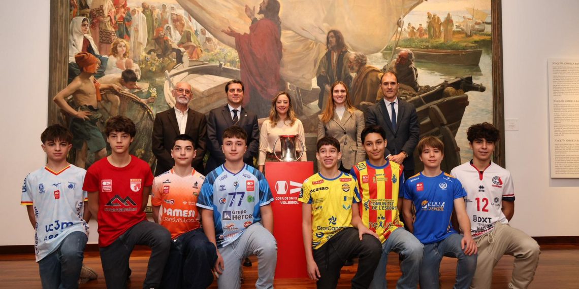 Sorteo de la Copa del Rey de voleibol celebrado en el Museo de Bellas Artes de València, con la participación de representantes institucionales y del Leleman Conqueridor.