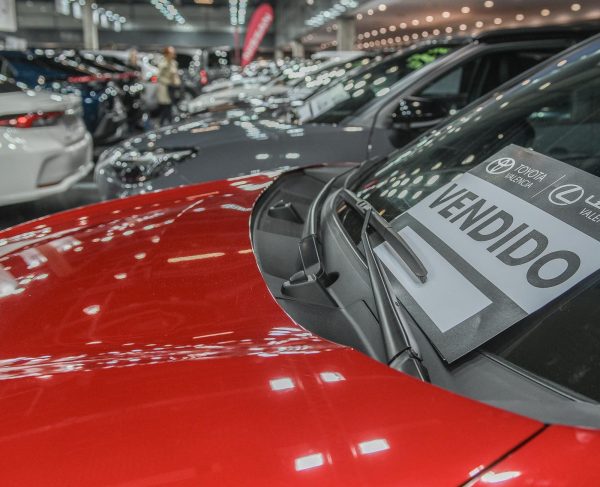 Un comprador formaliza la adquisición de su nuevo vehículo durante la Feria del Automóvil de Valencia.