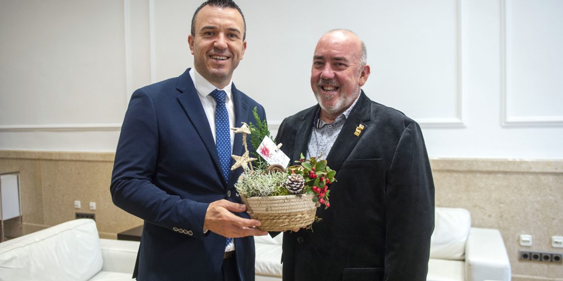 Mompó destaca la aportación del Gremio de Floristas a la cultura valenciana