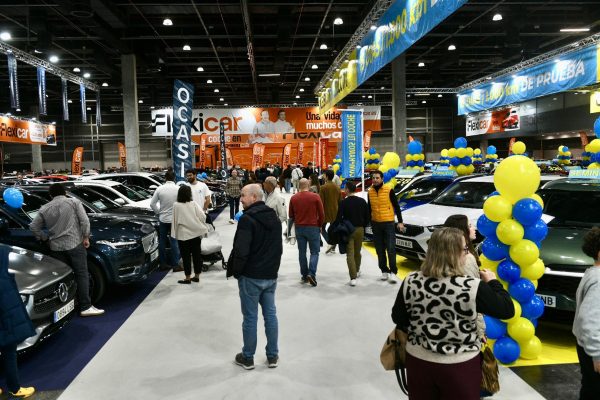 Visitantes recorren los expositores durante el último día de la Feria del Automóvil de Valencia.