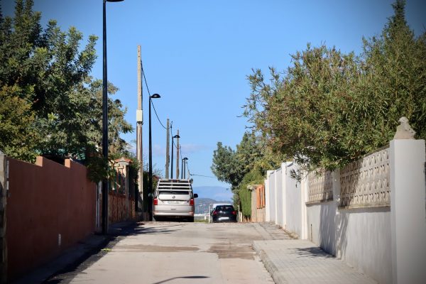 Vista general de una de las calles de la urbanización Bonavista tras la renovación completa del alumbrado público, ya integrado en la red municipal.