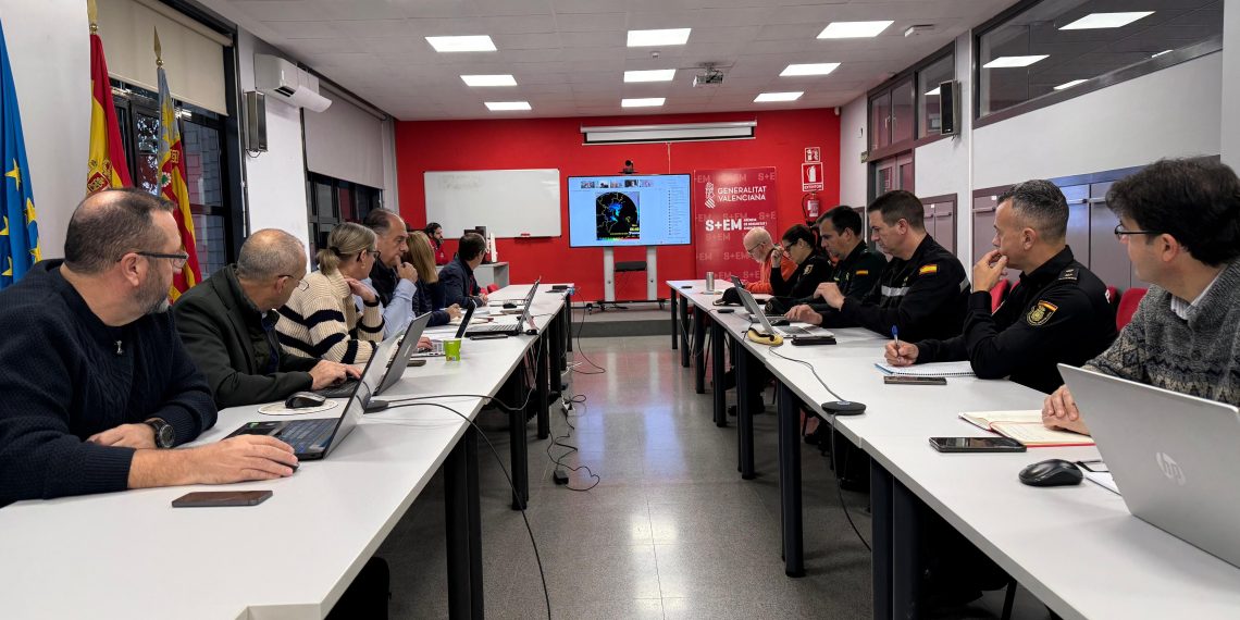 Emergencias eleva a nivel rojo la alerta por lluvias en el litoral de Valencia y pide extremar al máximo las precauciones