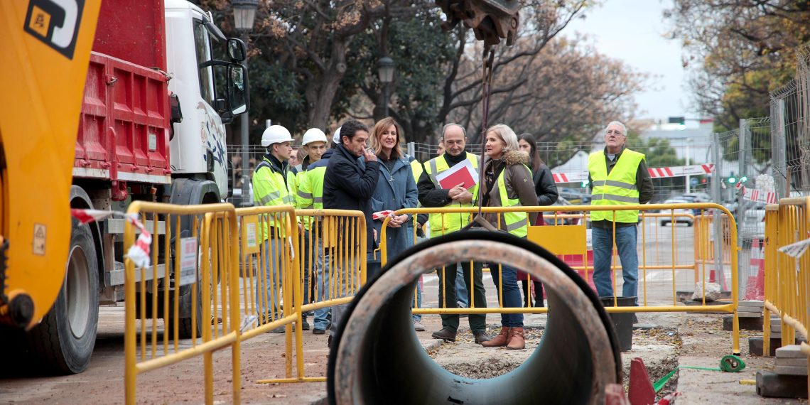 El Ayuntamiento renueva la red de saneamiento de Patraix para mejorar el drenaje equivalente a 10 campos de fútbol