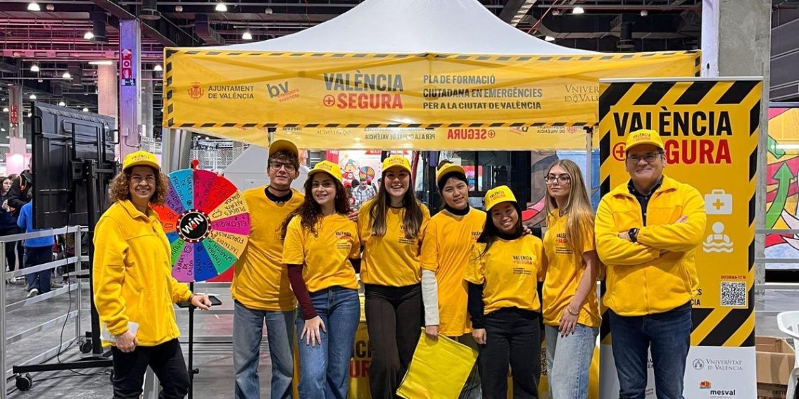 Valencia + Segura enseña a niños y familias a actuar ante emergencias en Expojove