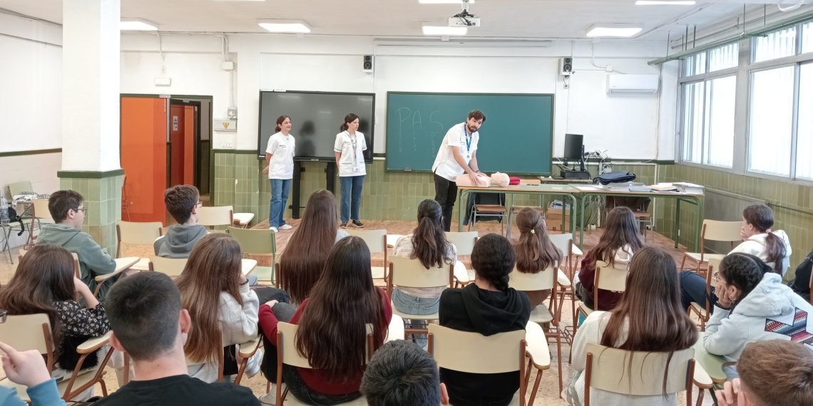 El Hospital Vithas Valencia Turia forma en RCP a más de 600 estudiantes del IES Campanar