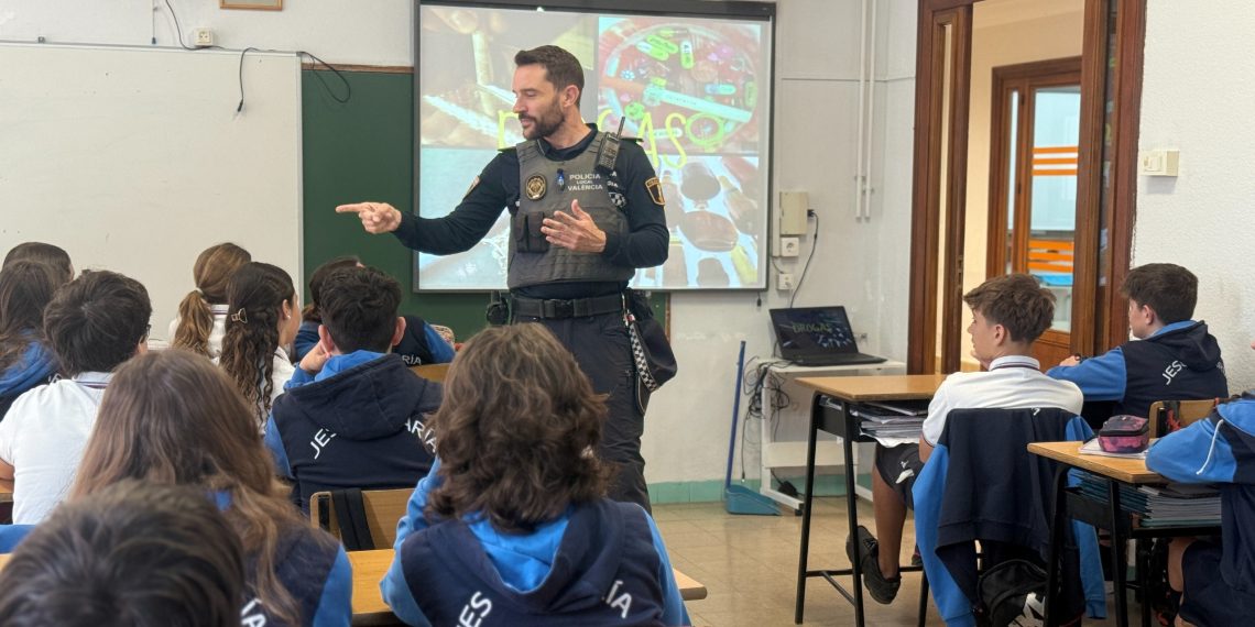 Valencia impulsa la figura del “agente tutor”, policías especializados en la protección de la infancia y la adolescencia en el entorno escolar y social