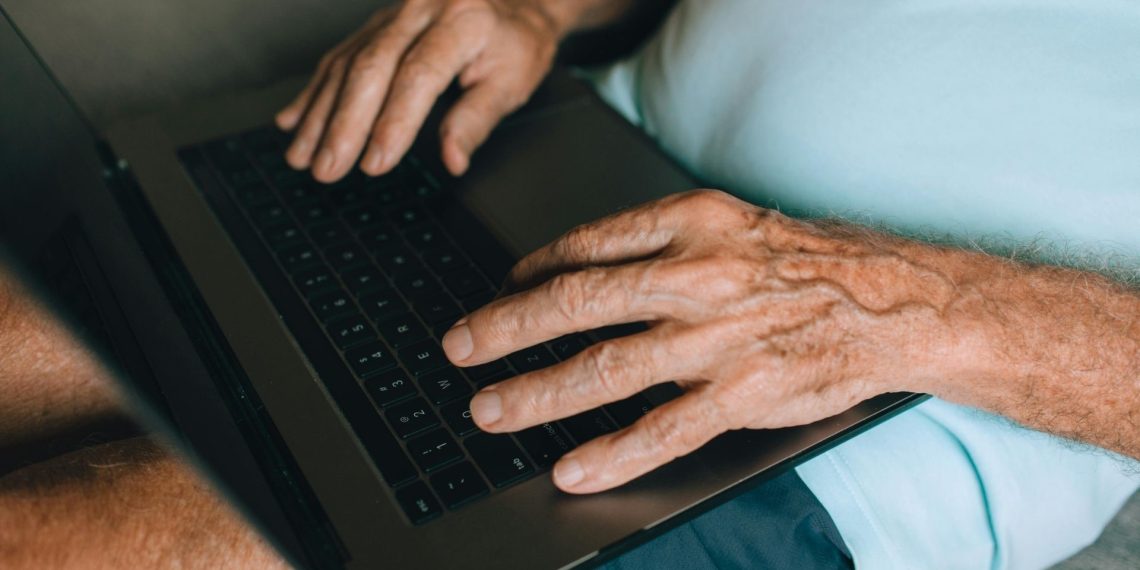 El Ayuntamiento promueve acciones gratuitas para reducir la brecha digital de las personas mayores