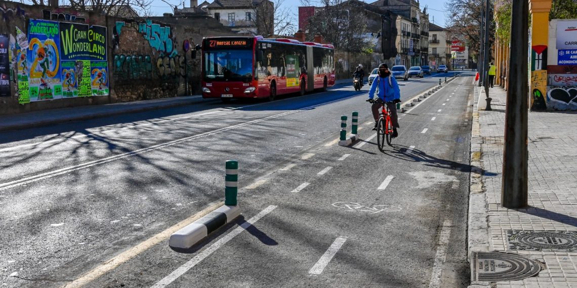 Valencia activa los nuevos carriles bici de Joaquín Navarro y Sant Vicent Màrtir