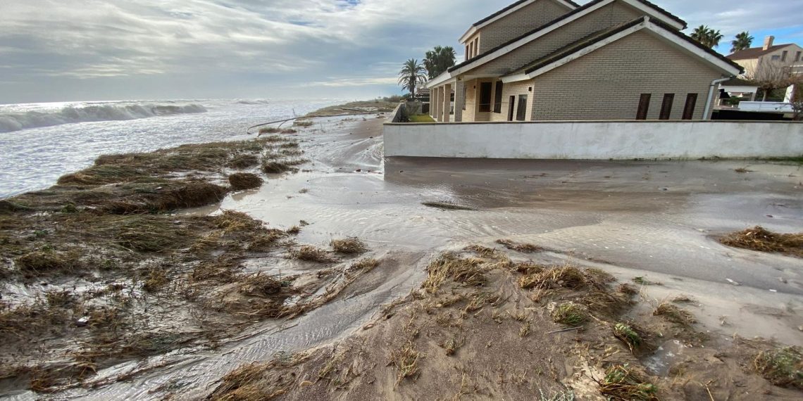 La borrasca Harry evidencia el abandono institucional y la erosión imparable de las playas del norte de Sagunto