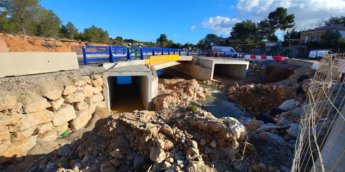 La Generalitat pone en servicio el nuevo puente de Sierra Perenchiza en Chiva tras aumentar más del doble su capacidad hidráulica