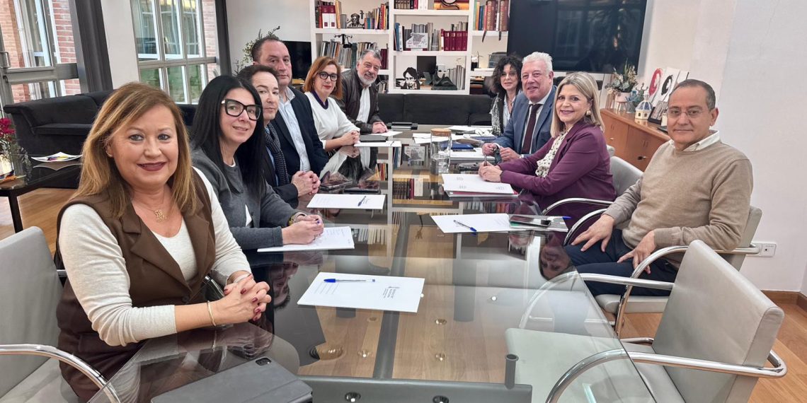 Carmen Ortí inicia el diálogo con asociaciones educativas valencianas