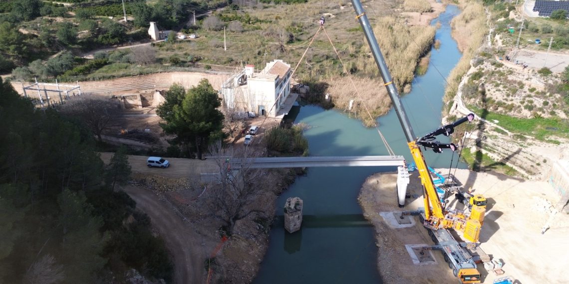 La Generalitat culmina la instalación de las vigas del nuevo puente sobre el río Turia en Bugarra