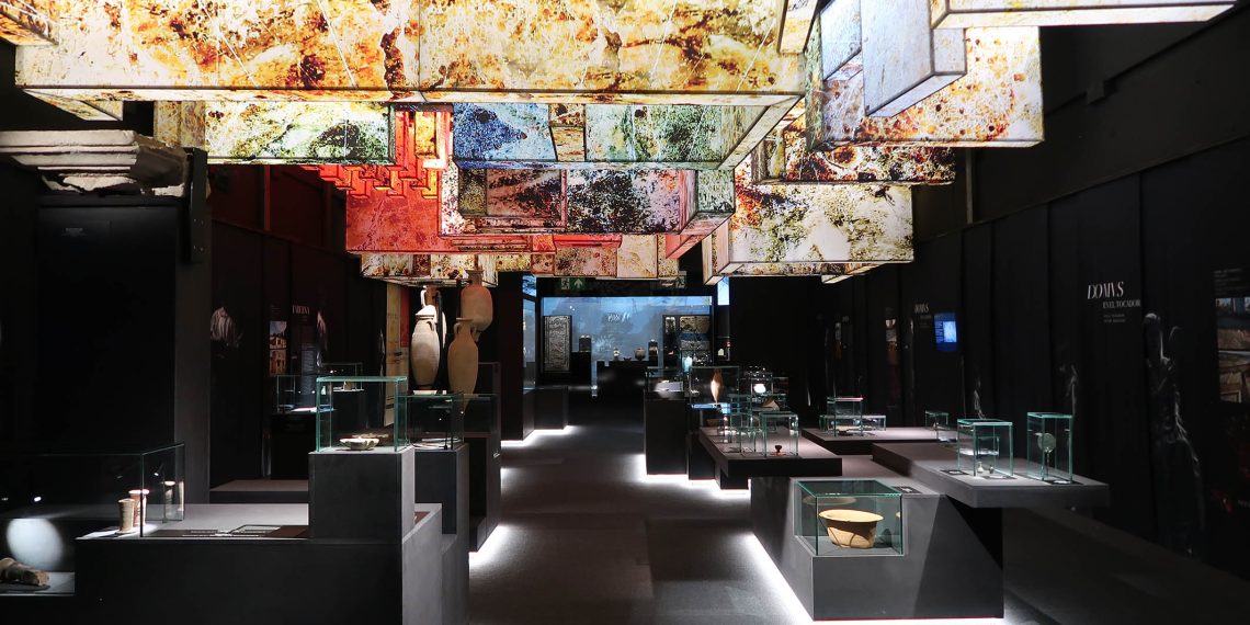 La exposición del MARQ ‘Ciudades de luz’ gana el EMPORIA de Oro 2025 a la mejor muestra efímera