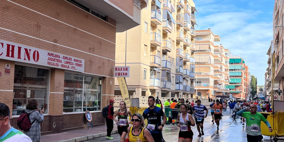 Más de 8.000 corredores se suman al reciclaje en la Mitja Marató Internacional Vila de Santa Pola