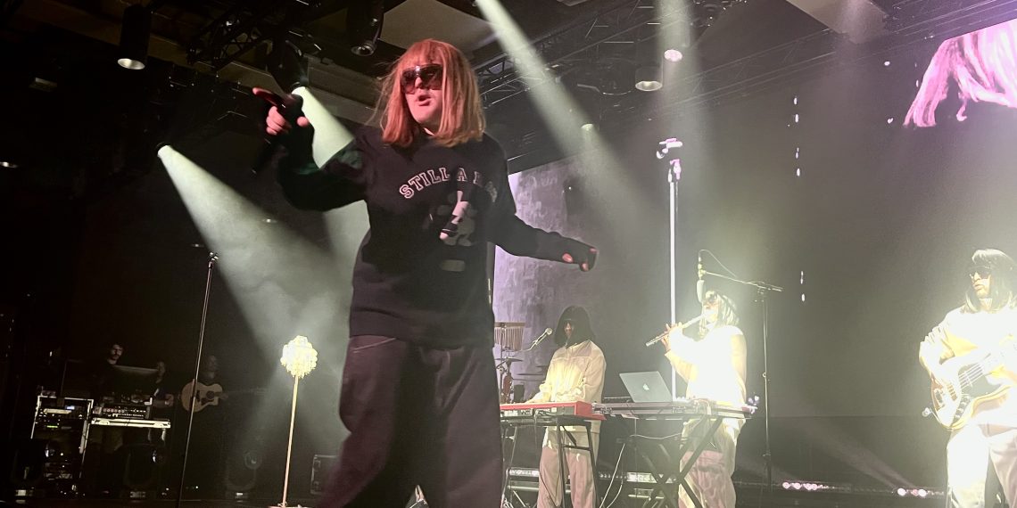 Rusowsky se proclama referente del pop experimental en el Auditorio Roig Arena