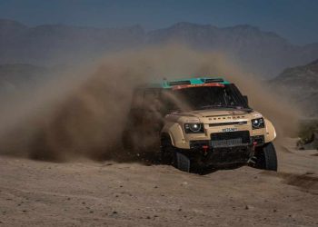Defender pone a prueba su modelo más extremo en el Rally Dakar 2026