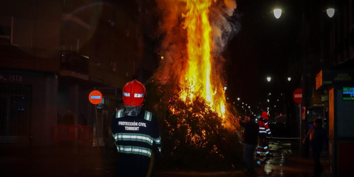 Torrent se prepara para la cremà de Sant Antoni Abat