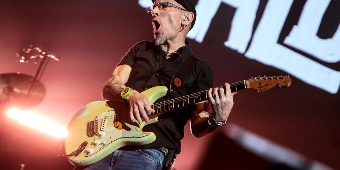 Valencia canta a coro con Fito & Fitipaldis en el Roig Arena con “El monte de los aullidos”