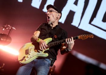 Valencia canta a coro con Fito & Fitipaldis en el Roig Arena con “El monte de los aullidos”