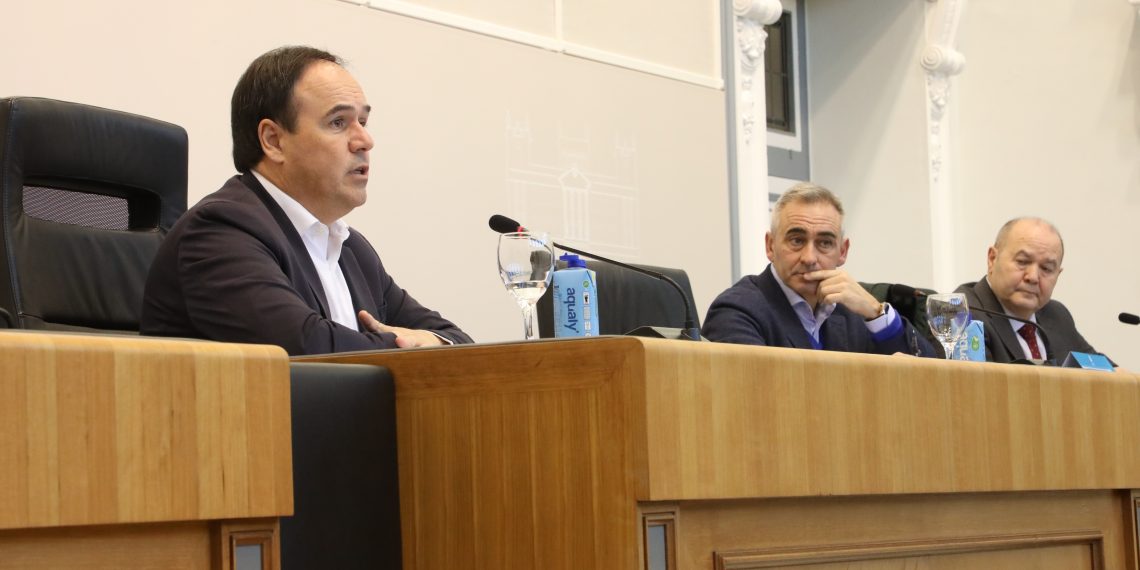 Pérez Llorca denuncia que el Gobierno de España promueva trasvases en Marruecos mientras recorta el caudal del Tajo al Segura