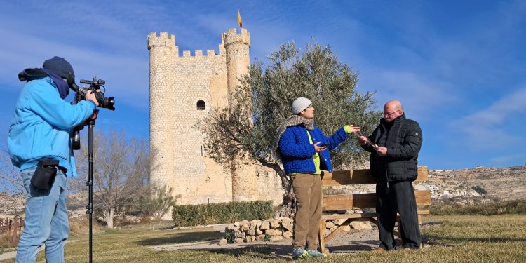 Hu Zhao recorre La Manchuela en Xino Xano Ibèric: historias valencianas lejos de casa