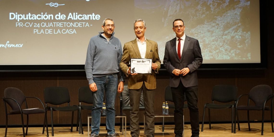 Dos senderos ejemplares reciben el reconocimiento de la FVMP y la FEMECV en 2025