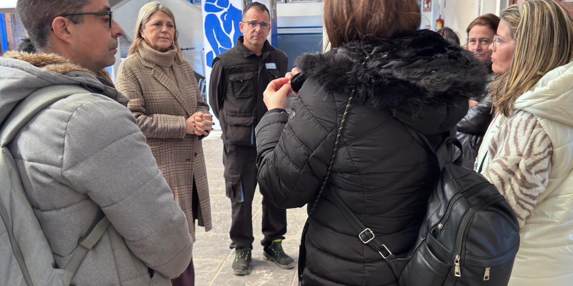 La consellera Carmen Ortí visita el IES 25 de Abril de Alfafar para supervisar la reparación del sistema de calefacción
