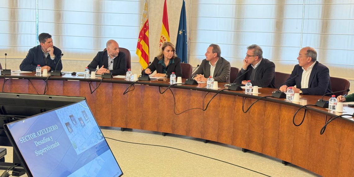 Camarero se reúne con Ascer para trabajar conjuntamente en favor de la empleabilidad y la competitividad de las empresas azulejeras