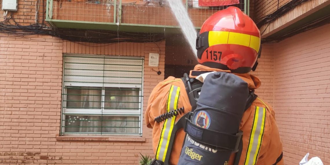 El Consorcio de Bomberos de València ha intervenido en un incendio declarado a las 12:45 en la calle l’Horta de Paiporta