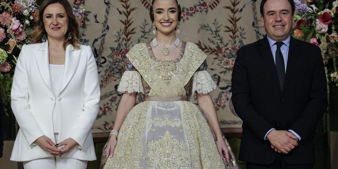 Pérez Llorca acompaña a Carmen Prades en su exaltación como Fallera Mayor de Valencia 2026