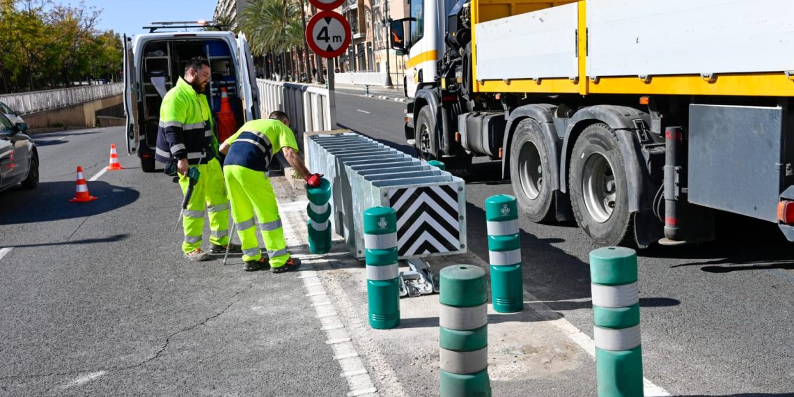 Valencia sustituye los atenuadores de impacto de seis pasos inferiores de la ciudad 