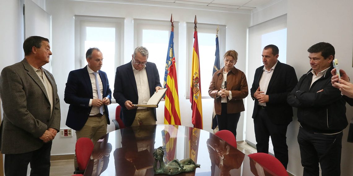 Toni Pérez inaugura la rehabilitación del Ayuntamiento y el nuevo Camper Park de Formentera del Segura